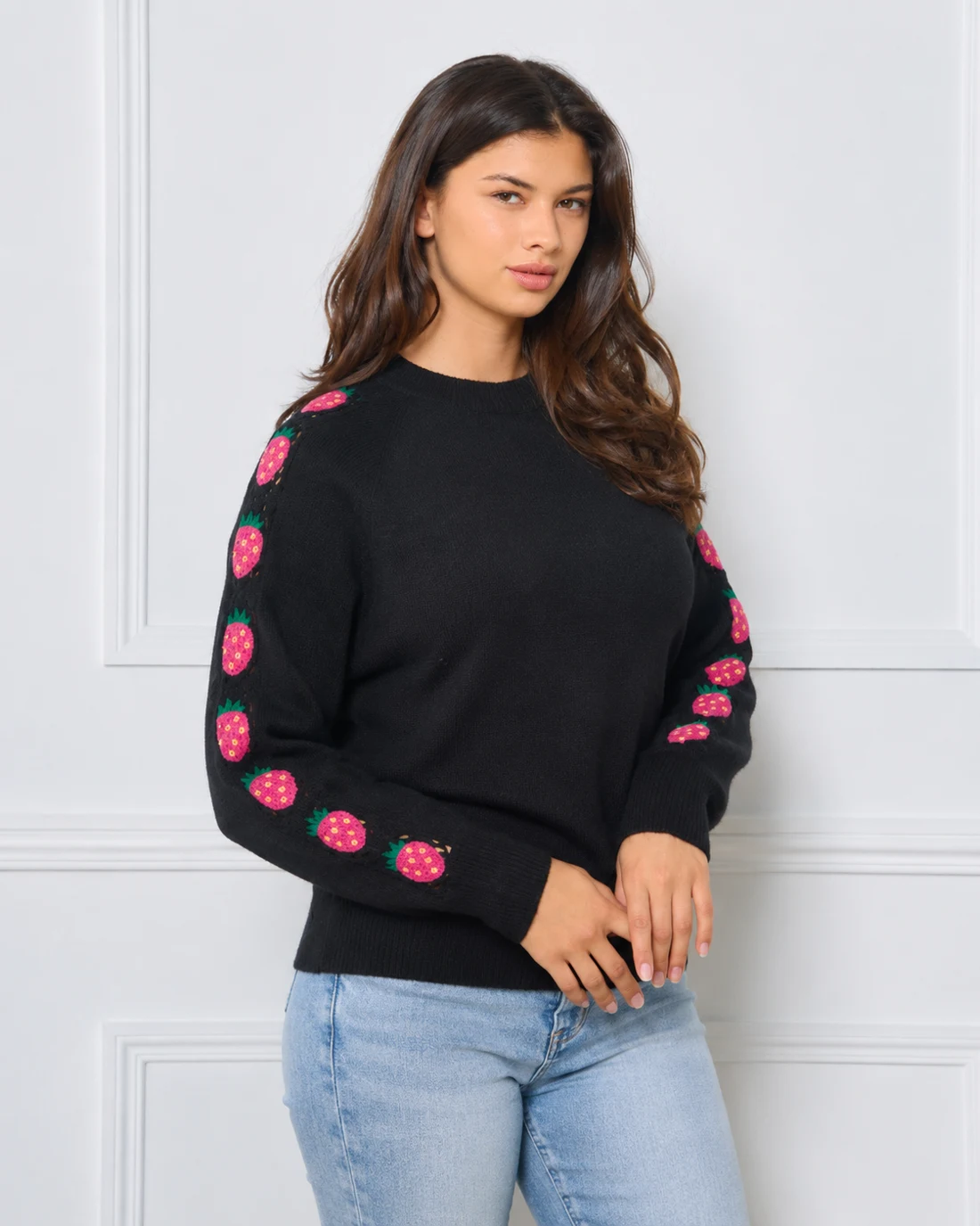 Maille noire aux fraises brodées roses